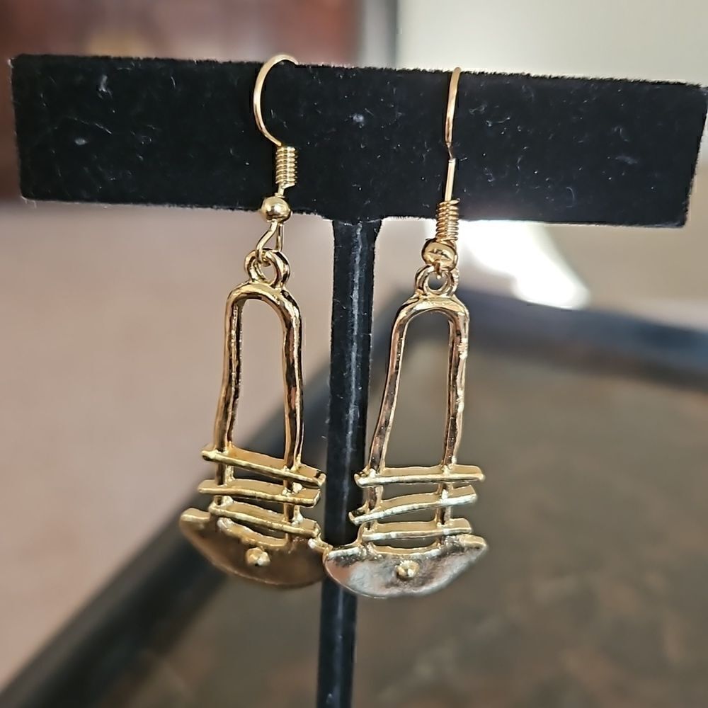 NWOT Retro hollow gold toned ladder earrings